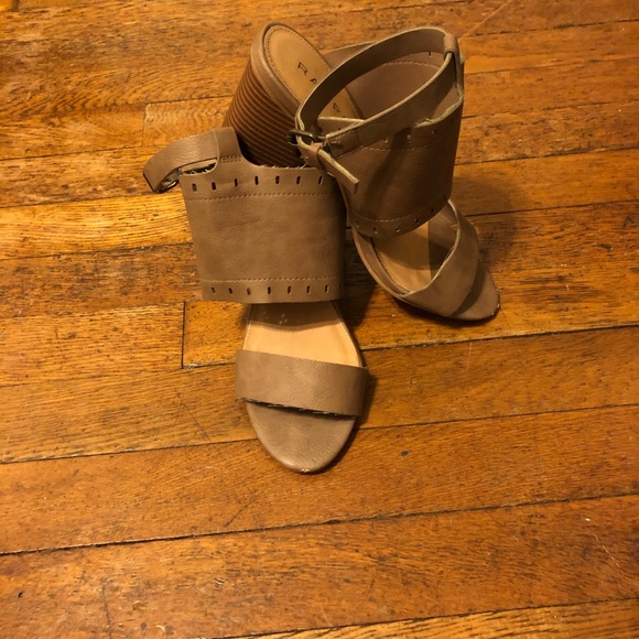 Mushroom colored bock heels - Picture 2 of 4